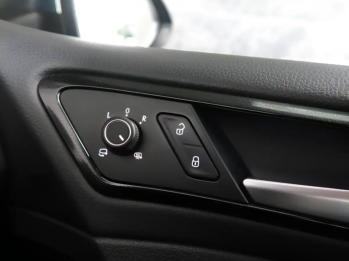 Used 2018 Volkswagen Golf R Blue - Interior and Exterior details 13