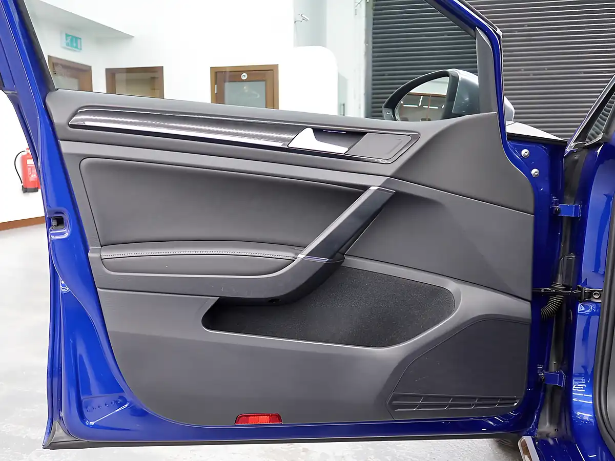 Used 2018 Volkswagen Golf R Blue - Interior and Exterior details 16