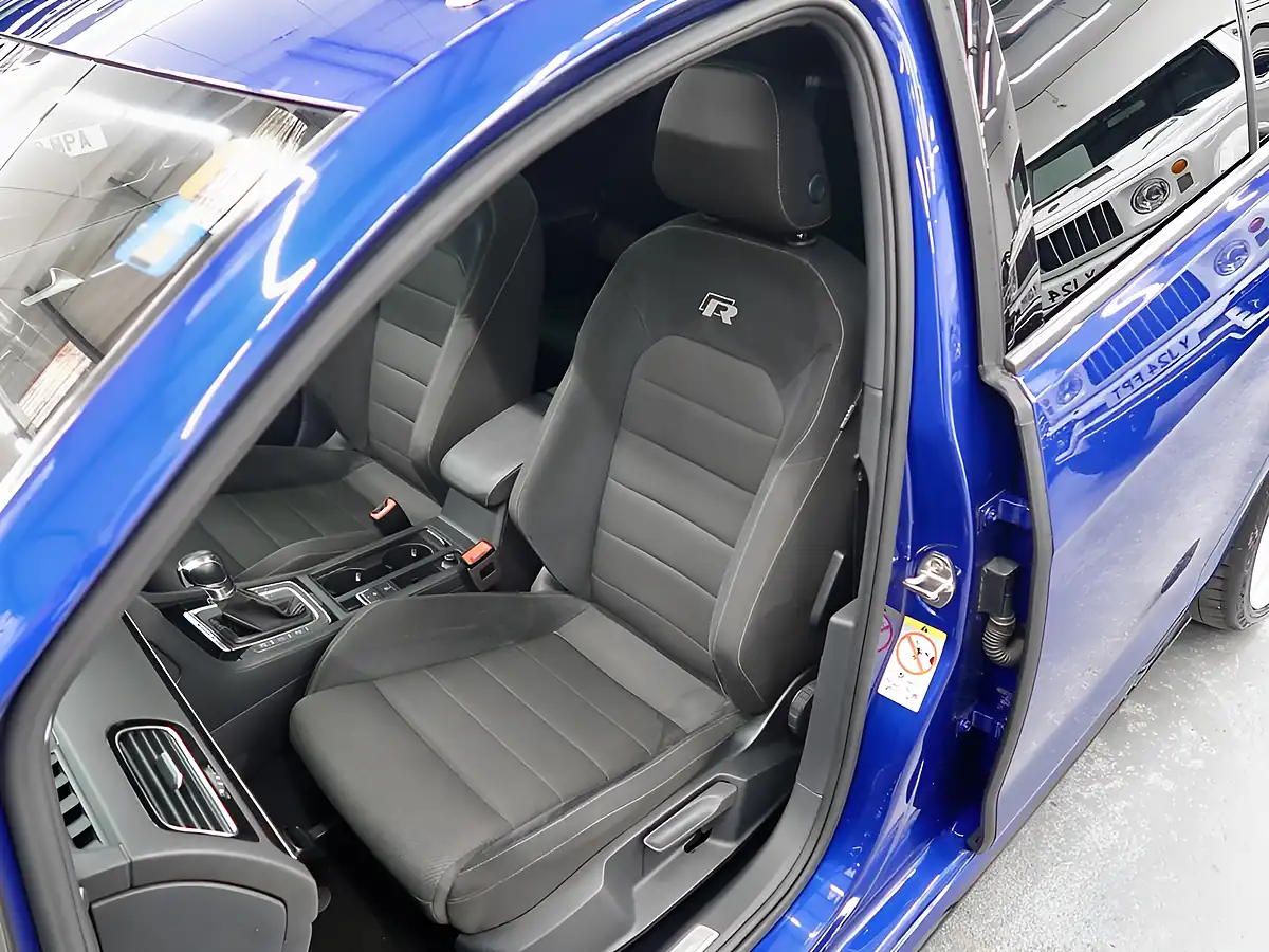 Used 2018 Volkswagen Golf R Blue - Interior and Exterior details 17