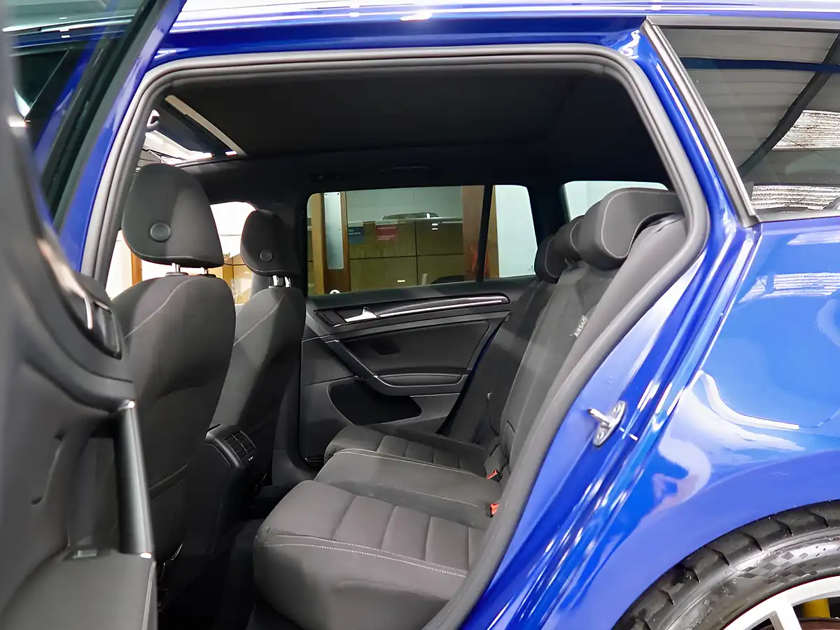 Used 2018 Volkswagen Golf R Blue - Interior and Exterior details 18