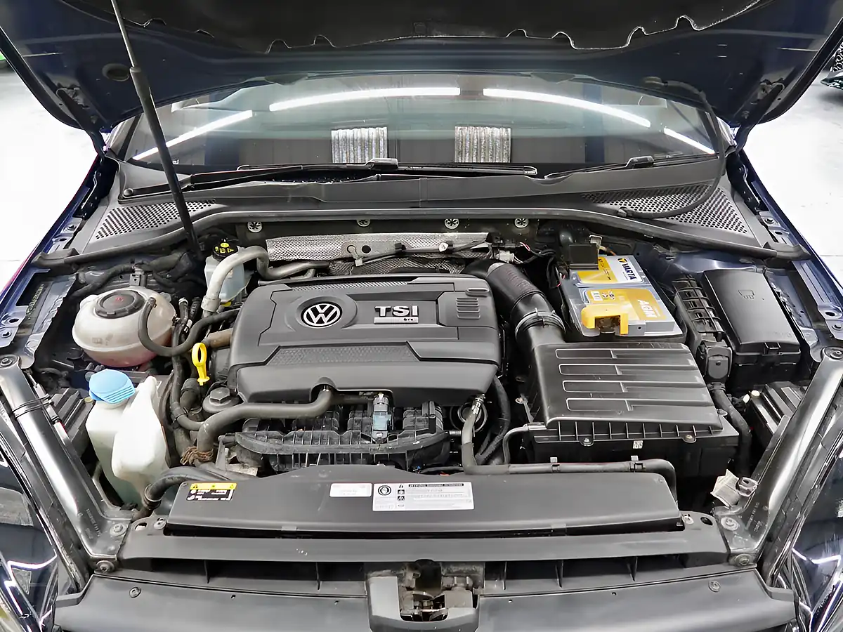 Used 2018 Volkswagen Golf R Blue - Interior and Exterior details 20