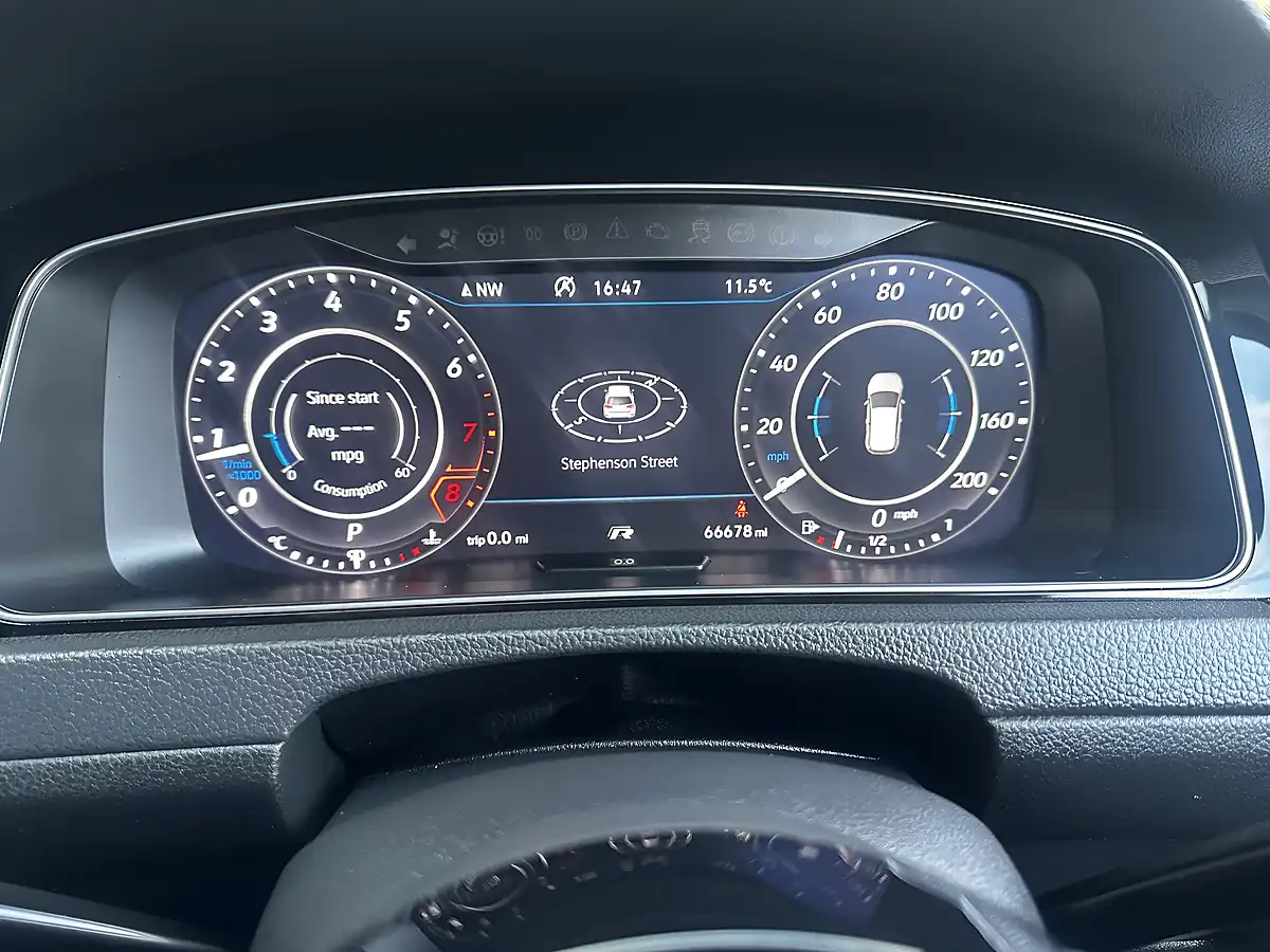 Used 2018 Volkswagen Golf R Lapiz Blue - Interior and Exterior details 14