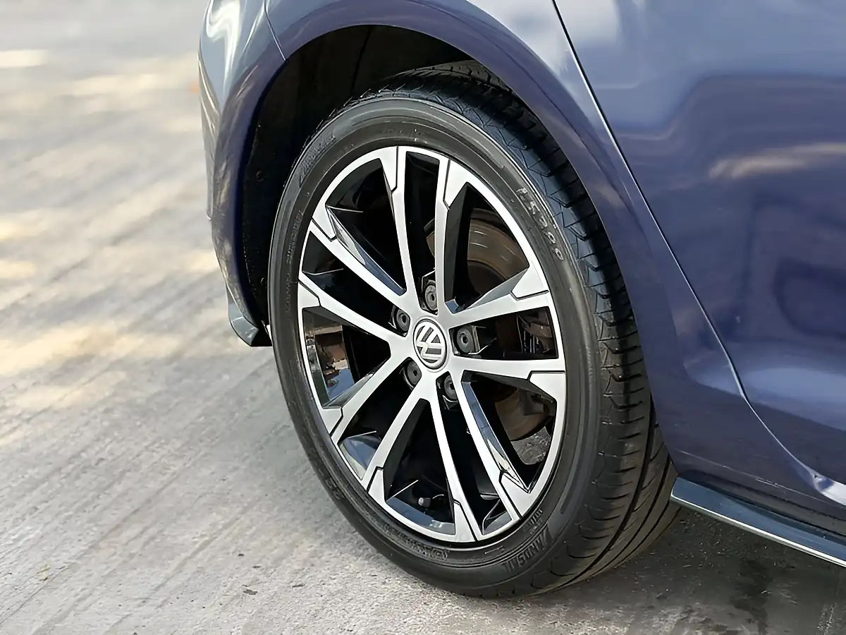 Used 2018 Volkswagen Golf R-Line Atlantic Blue - Interior and Exterior details 7