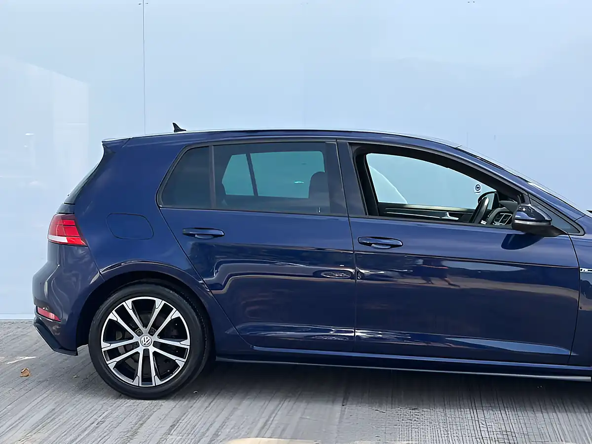 Used 2018 Volkswagen Golf R-Line Atlantic Blue - Interior and Exterior details 8