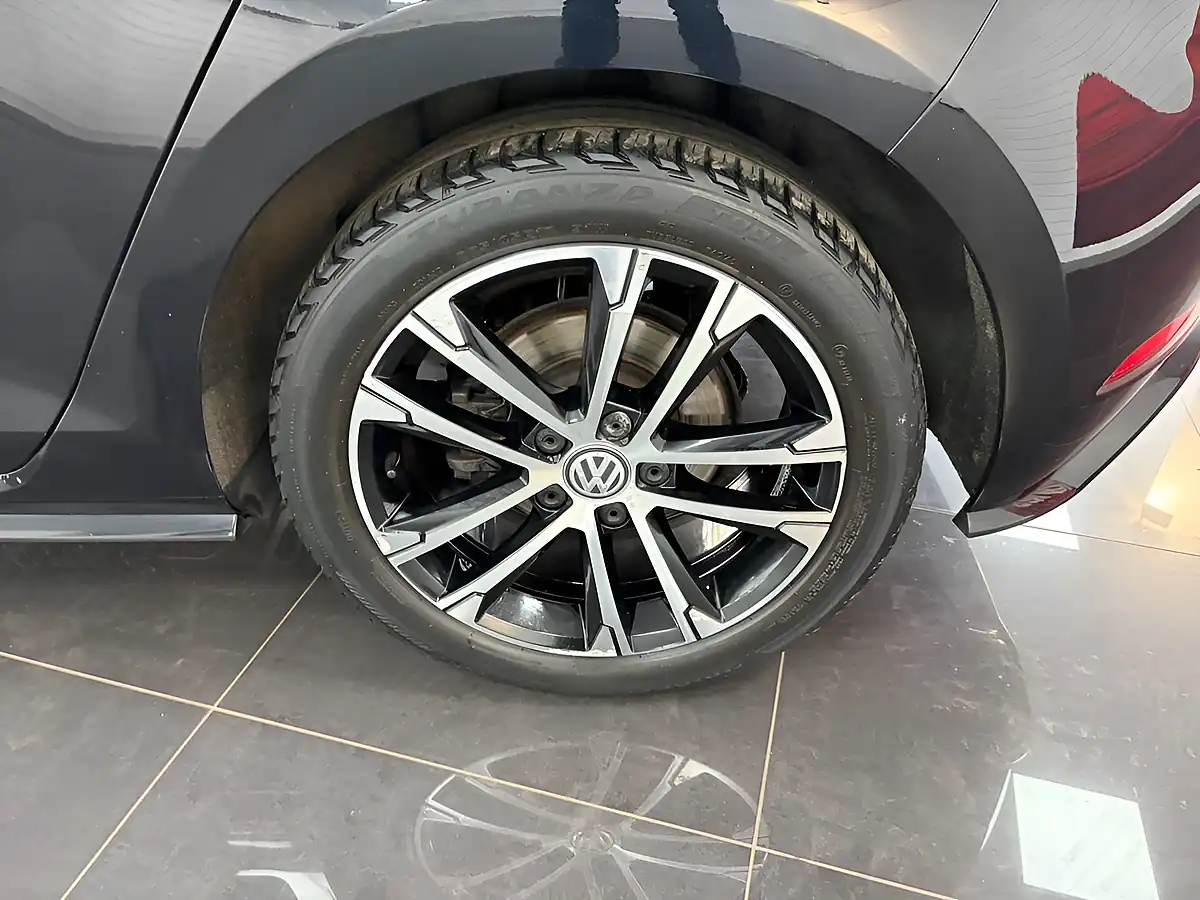 Used 2018 Volkswagen Golf R-Line Black - Interior and Exterior details 18