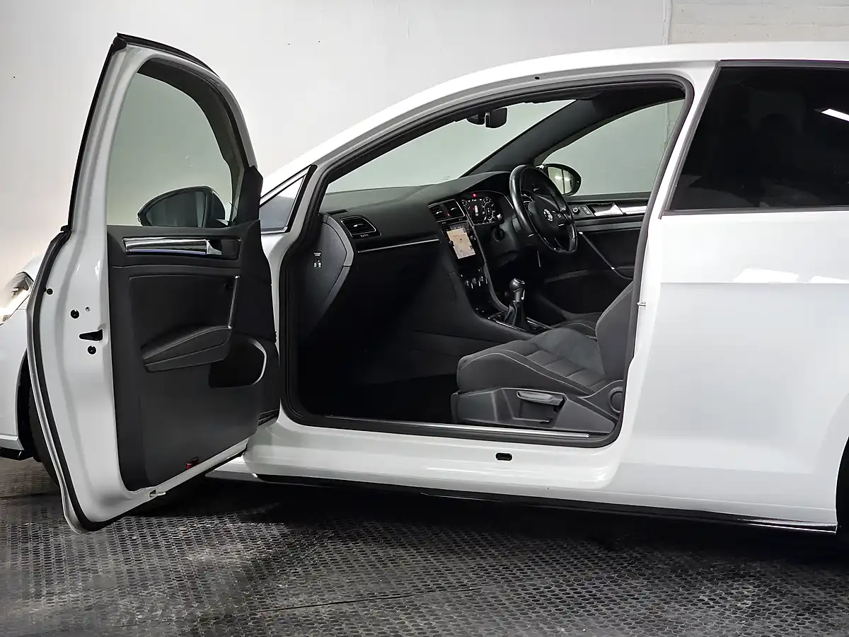 Used 2018 Volkswagen Golf R Pure White - Interior and Exterior details 11