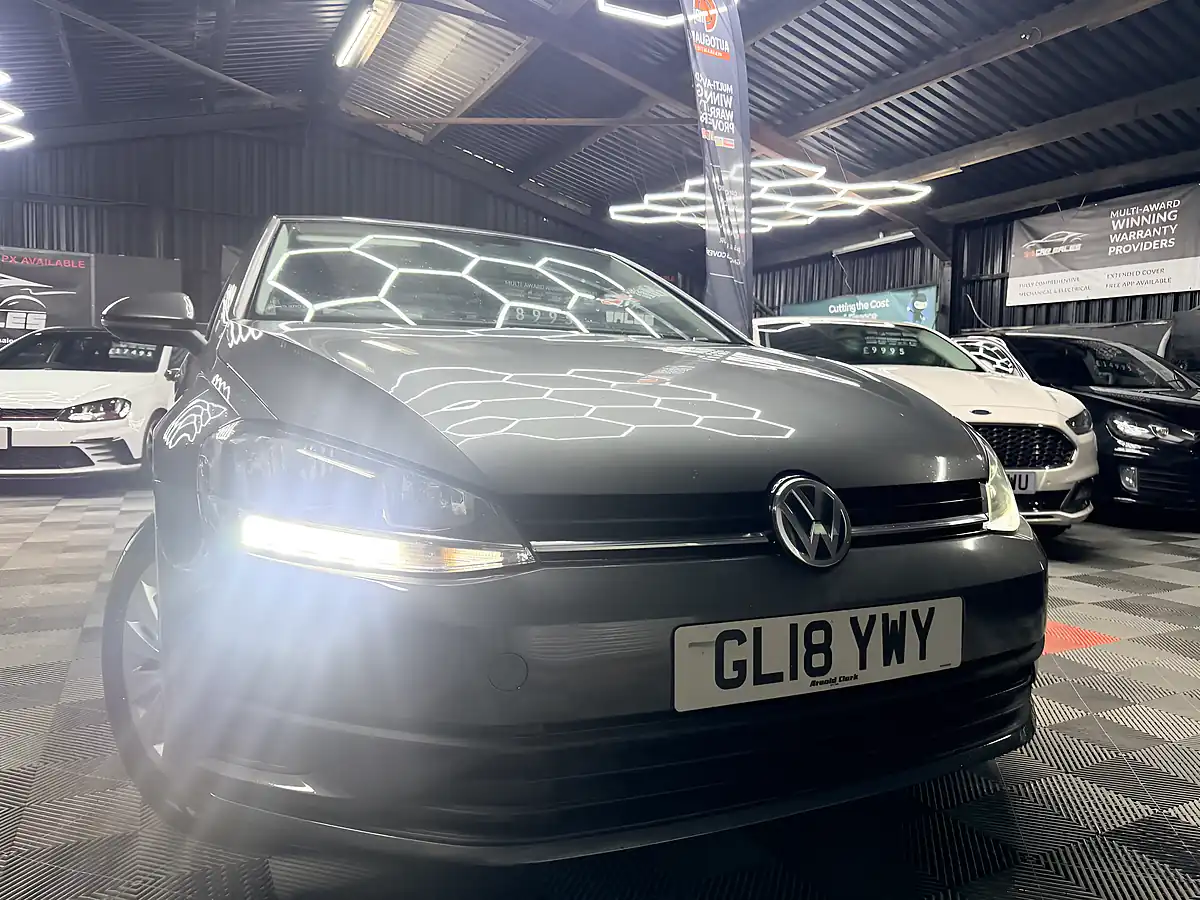 Used 2018 Volkswagen Golf S Grey - Front View