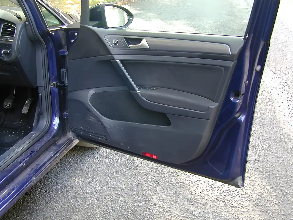 Used 2018 Volkswagen Golf Se Blue - Interior and Exterior details 16