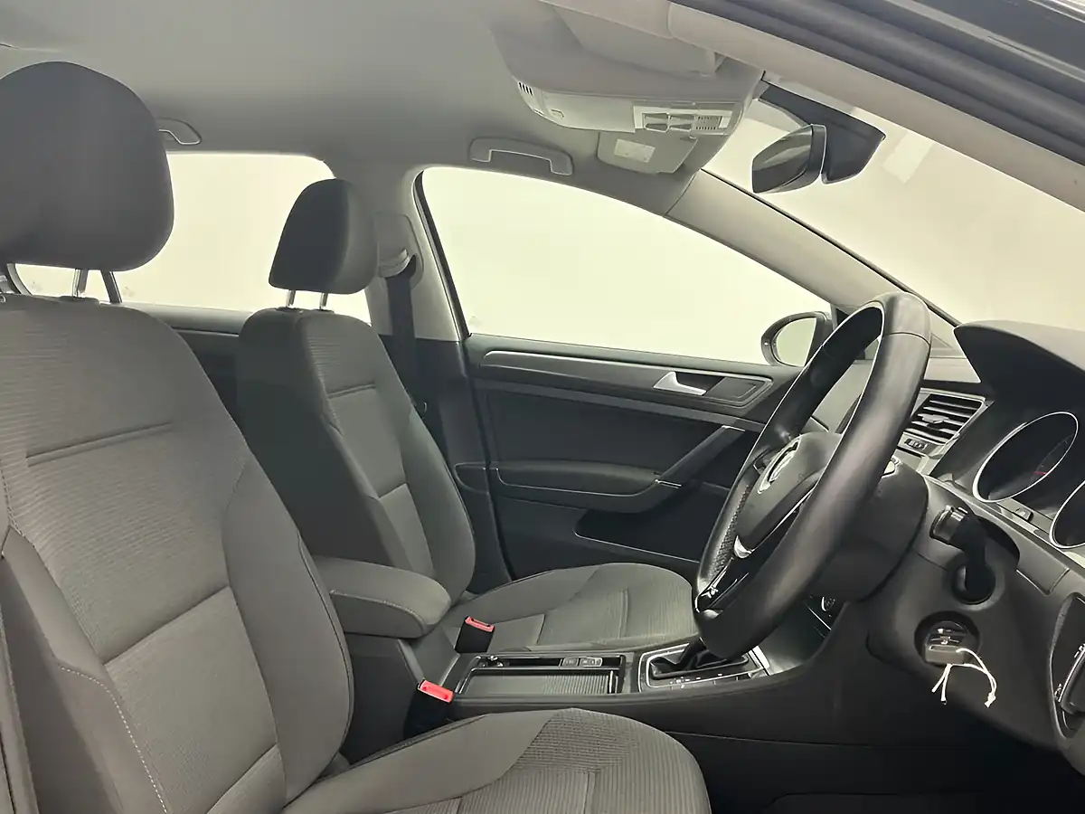 Used 2018 Volkswagen Golf Se Indium Grey - Interior and Exterior details 3