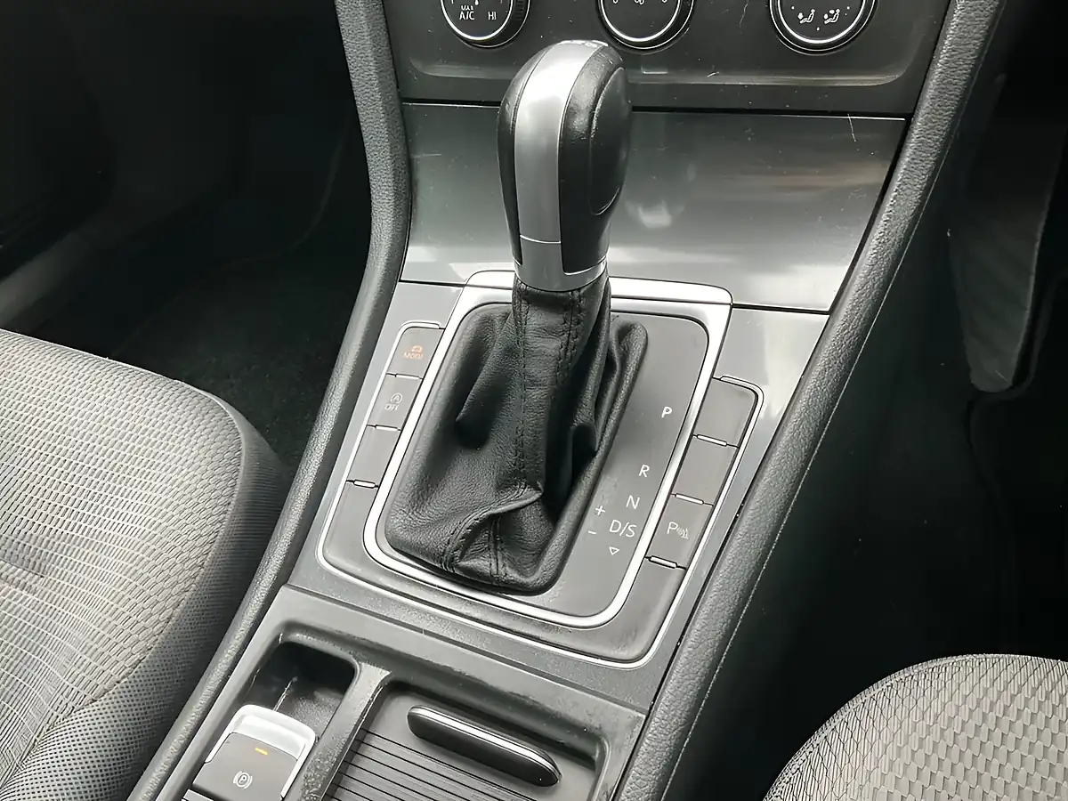 Used 2018 Volkswagen Golf Se Indium Grey - Interior and Exterior details 9