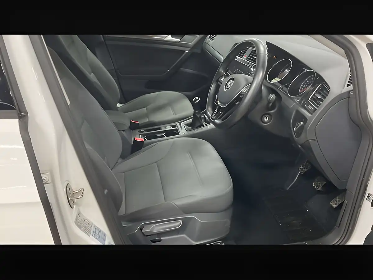 Used 2018 Volkswagen Golf Se Nav Pure White - Interior and Exterior details 9