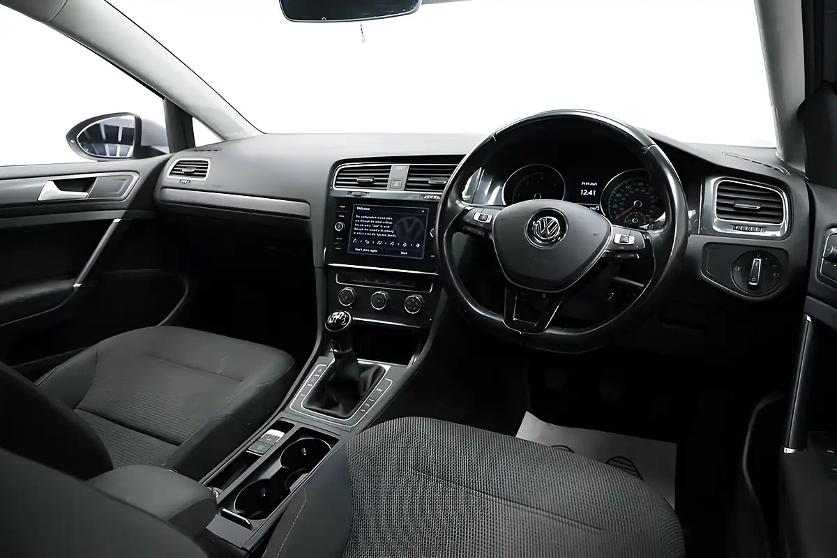 Used 2018 Volkswagen Golf Se Nav Silver - Interior and Exterior details 5