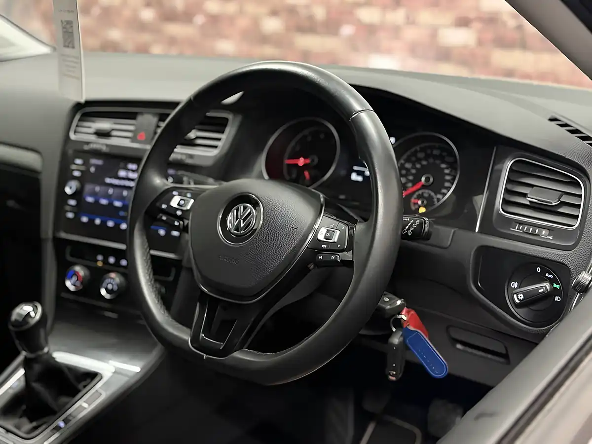 Used 2018 Volkswagen Golf Se Nav Silver - Interior and Exterior details 14