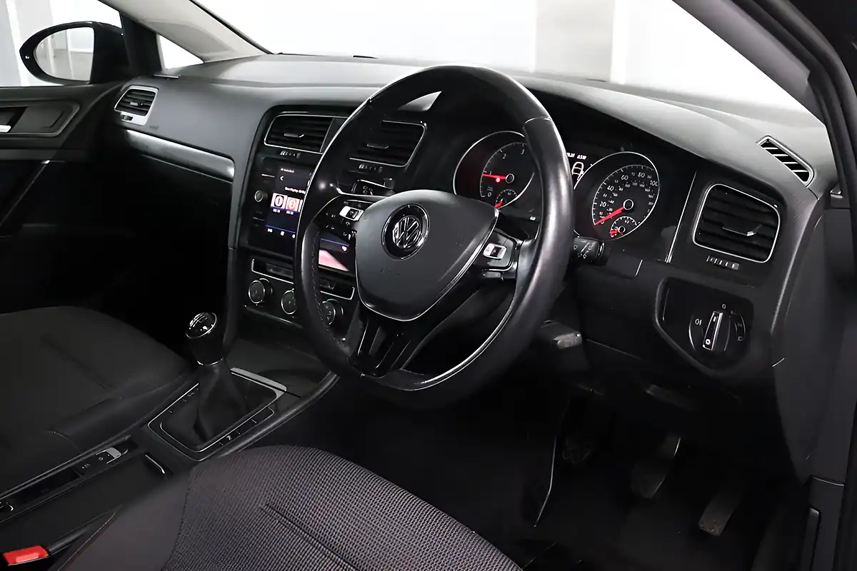 Used 2018 Volkswagen Golf Se Navigation Black - Interior and Exterior details 4