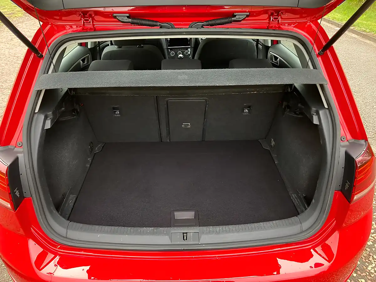 Used 2018 Volkswagen Golf Se Red - Interior and Exterior details 13