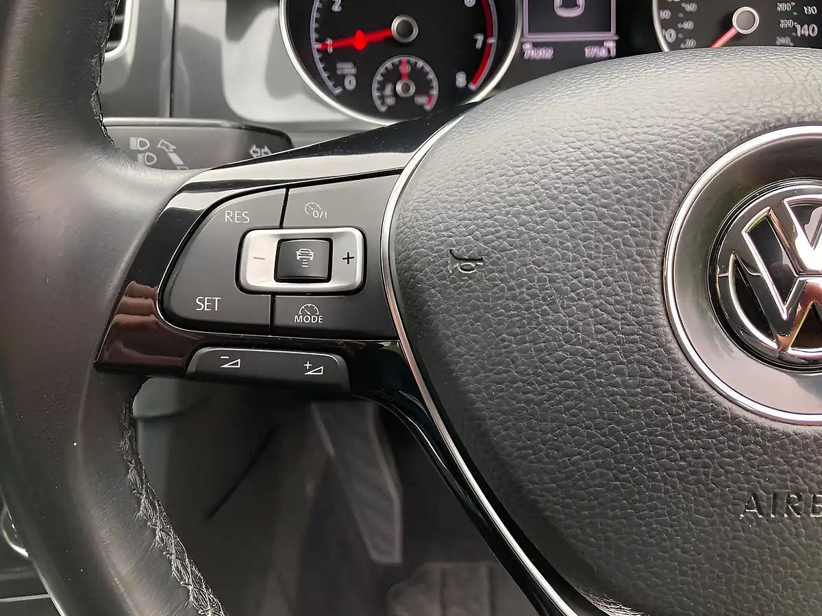 Used 2018 Volkswagen Golf Se Red - Interior and Exterior details 17