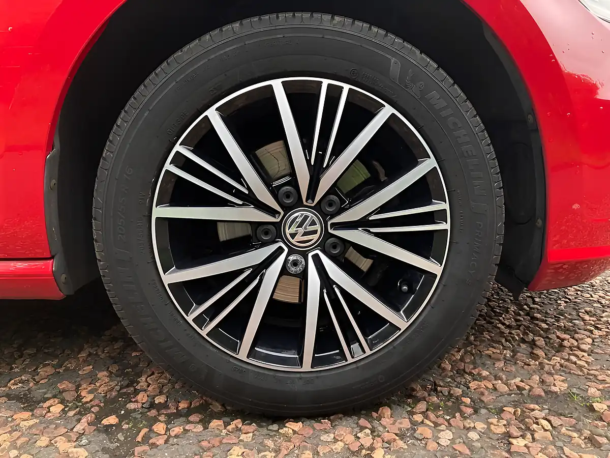 Used 2018 Volkswagen Golf Se Red - Interior and Exterior details 9