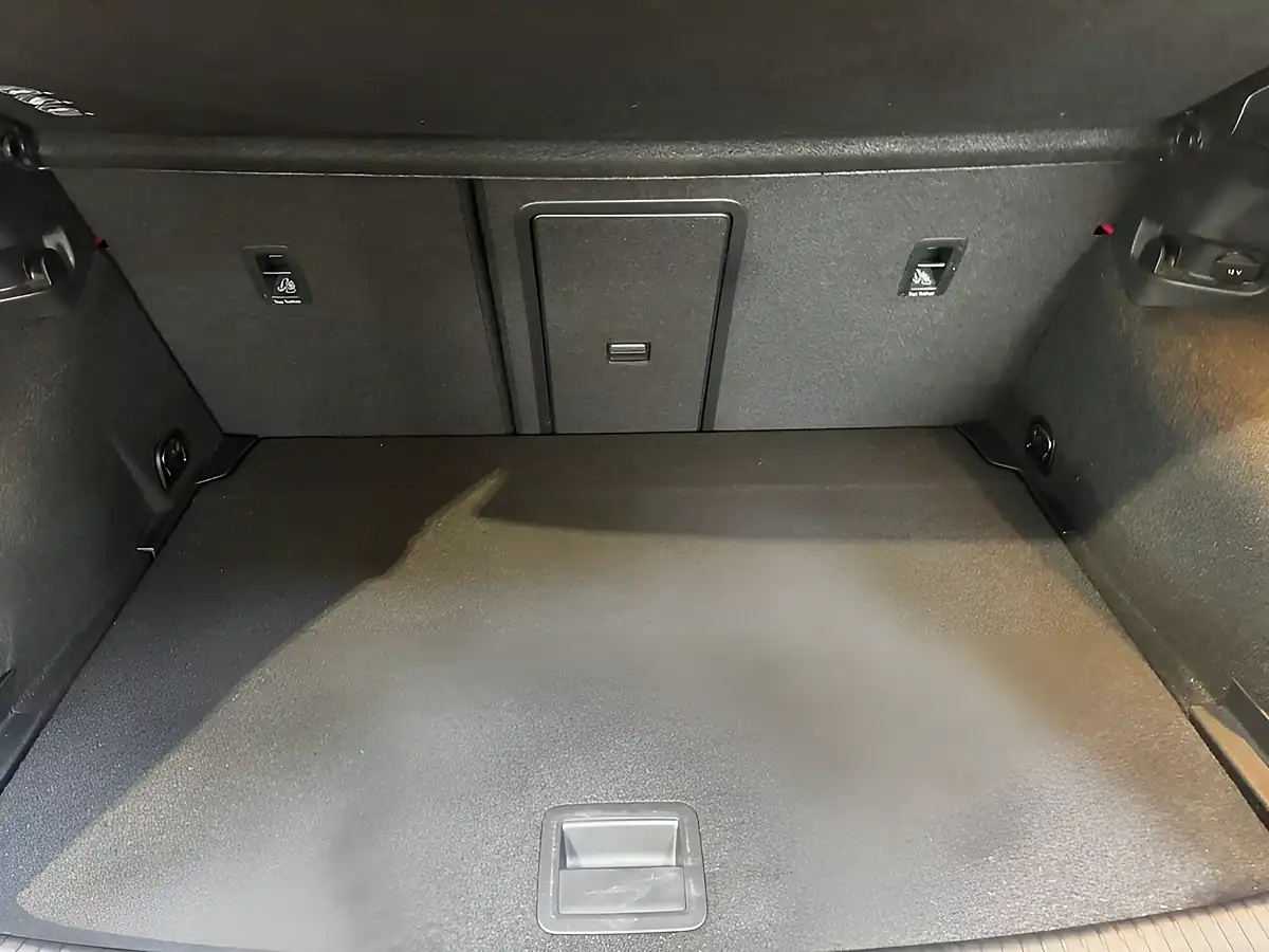 Used 2018 Volkswagen Golf Se Red - Interior and Exterior details 10