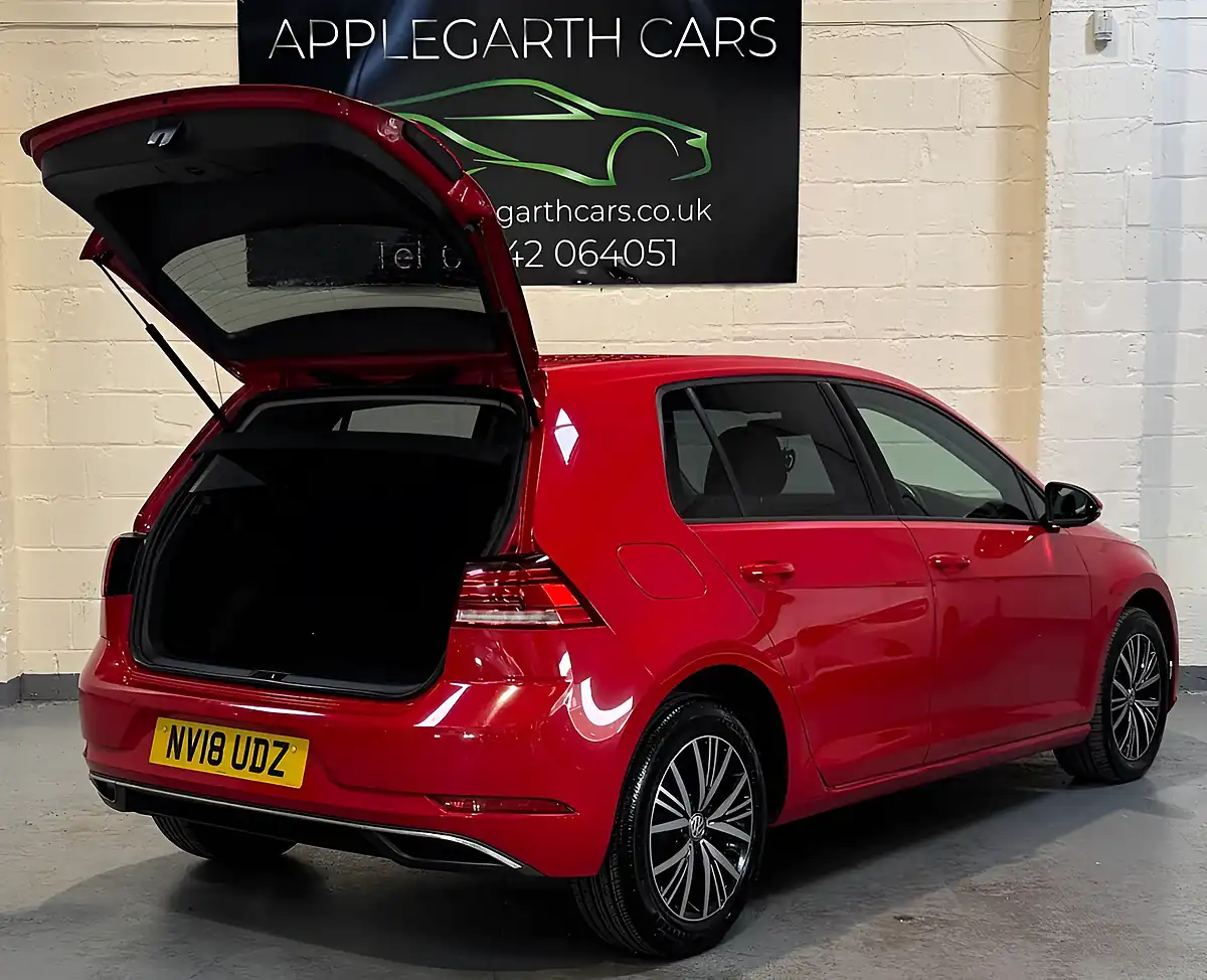 Used 2018 Volkswagen Golf Se Red - Interior and Exterior details 4