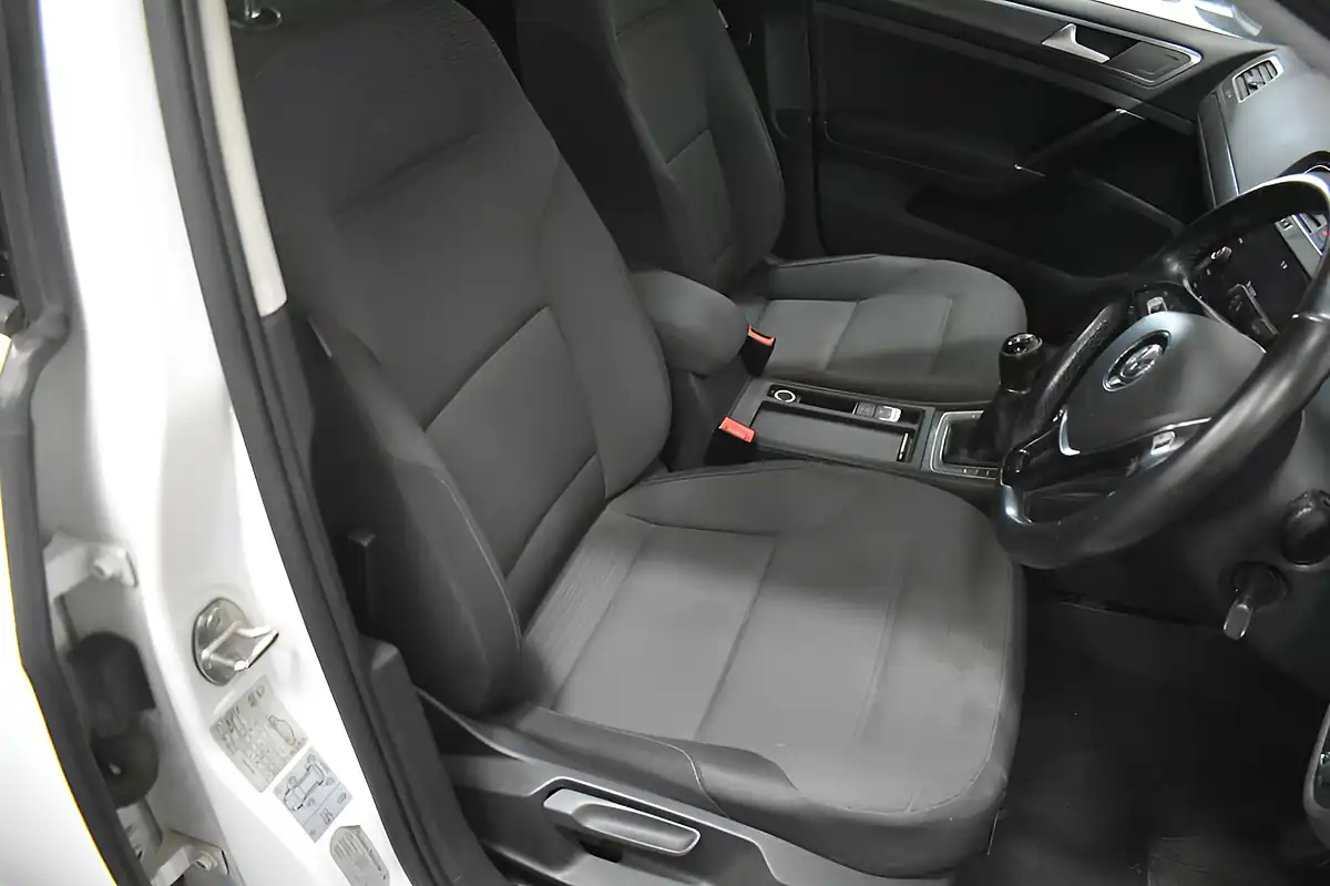 Used 2018 Volkswagen Golf Se White - Interior and Exterior details 10