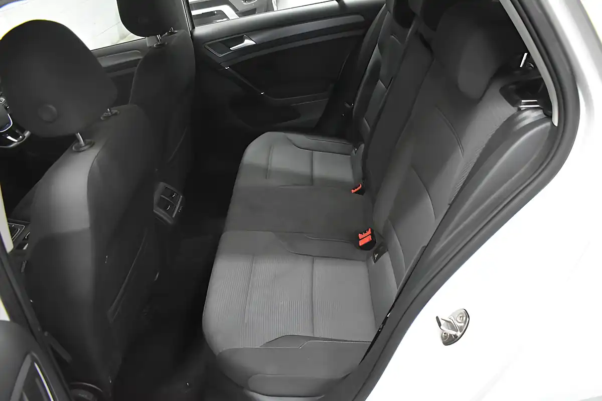 Used 2018 Volkswagen Golf Se White - Interior and Exterior details 11