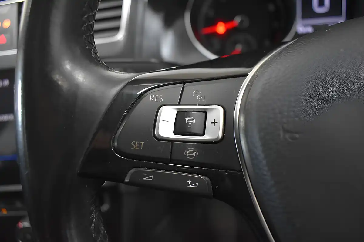 Used 2018 Volkswagen Golf Se White - Interior and Exterior details 12