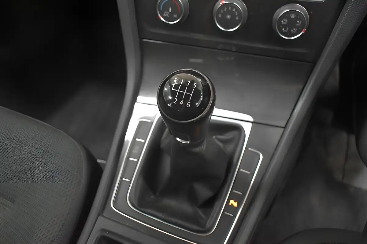 Used 2018 Volkswagen Golf Se White - Interior and Exterior details 14
