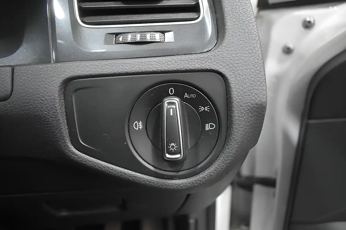 Used 2018 Volkswagen Golf Se White - Interior and Exterior details 15