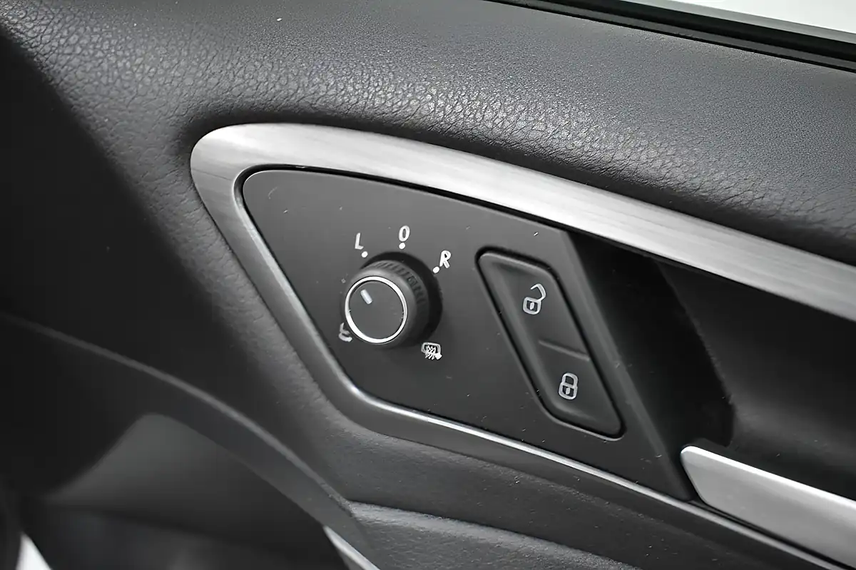 Used 2018 Volkswagen Golf Se White - Interior and Exterior details 16