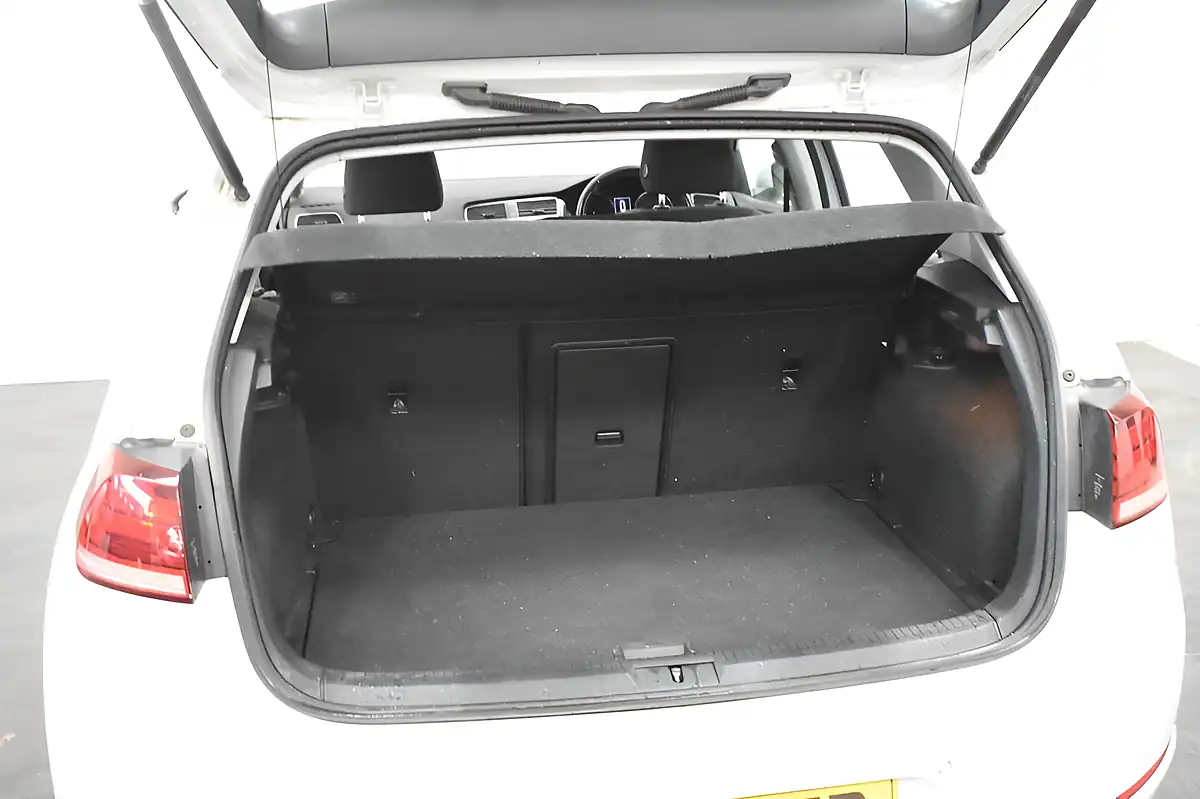Used 2018 Volkswagen Golf Se White - Interior and Exterior details 18