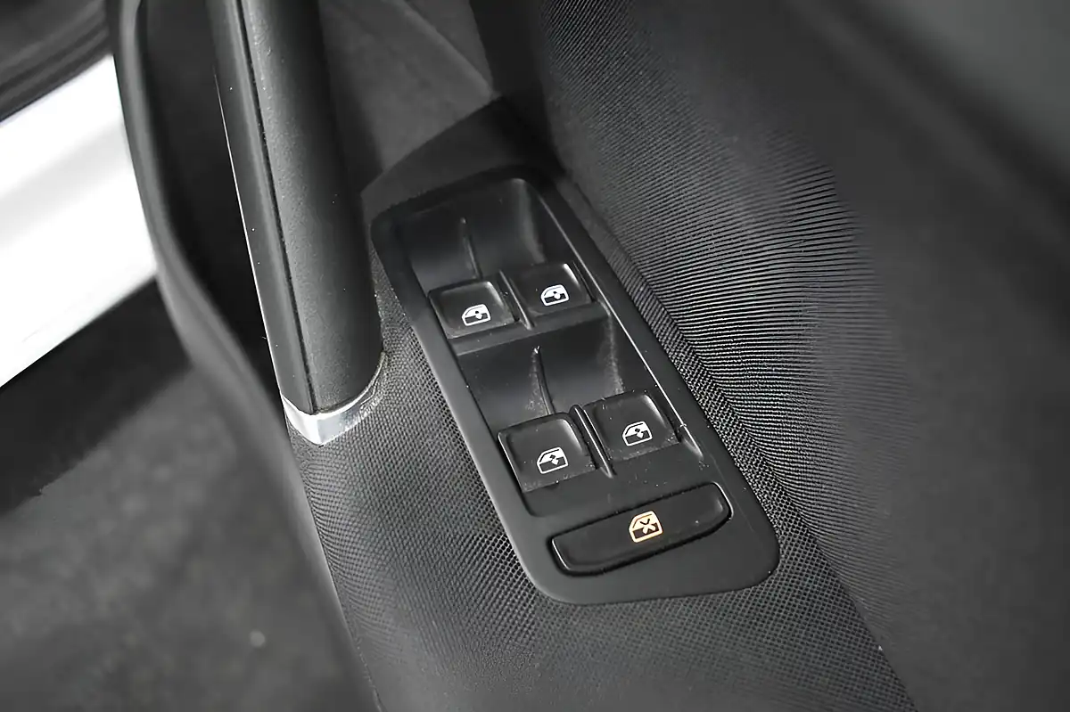 Used 2018 Volkswagen Golf Se White - Interior and Exterior details 19