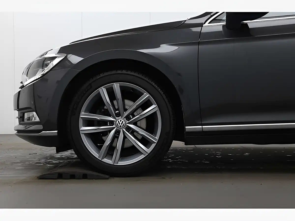 Used 2018 Volkswagen Passat GT Grey - Interior and Exterior details 5