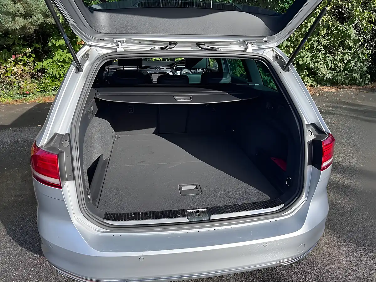 Used 2018 Volkswagen Passat R-Line Silver - Interior and Exterior details 17