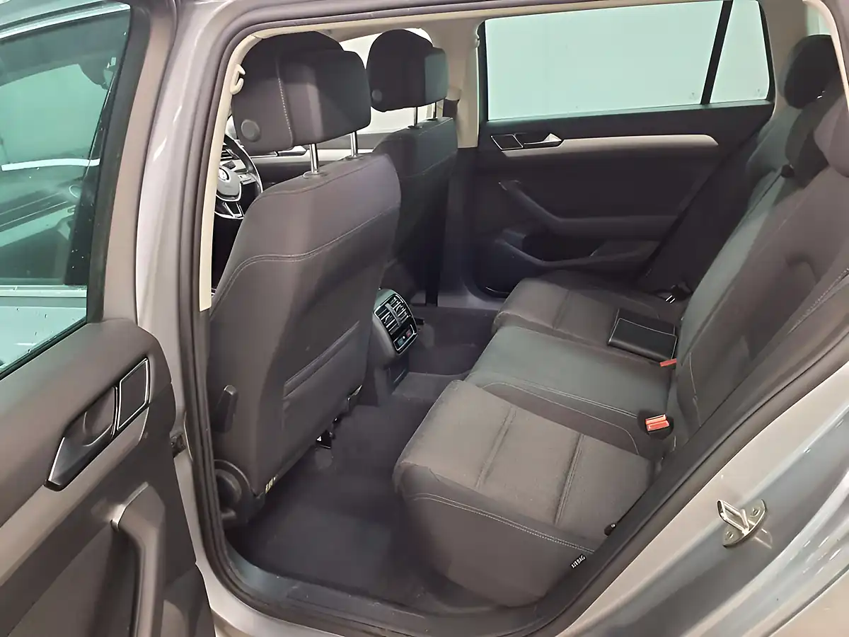 Used 2018 Volkswagen Passat Se Business Edition Silver - Interior and Exterior details 10