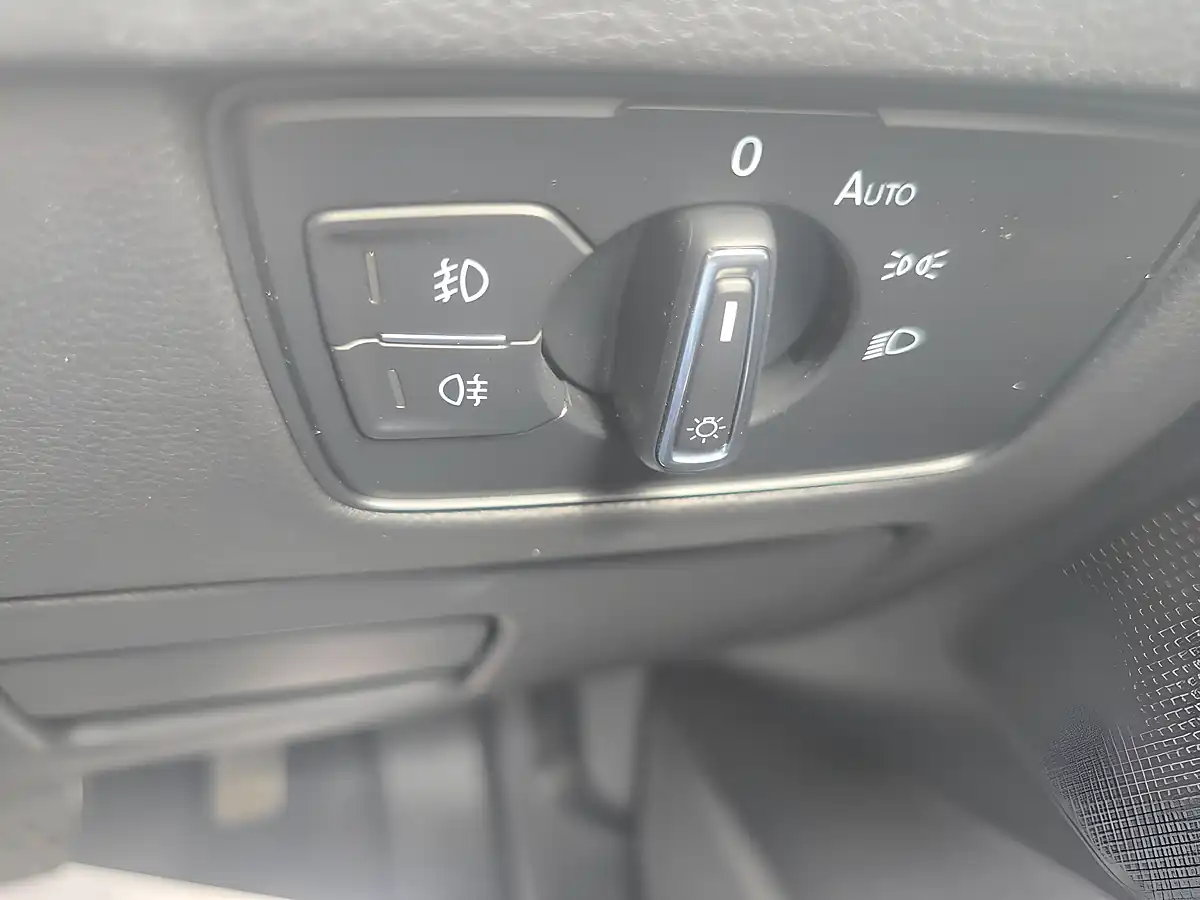 Used 2018 Volkswagen Passat Se Business Silver - Interior and Exterior details 14