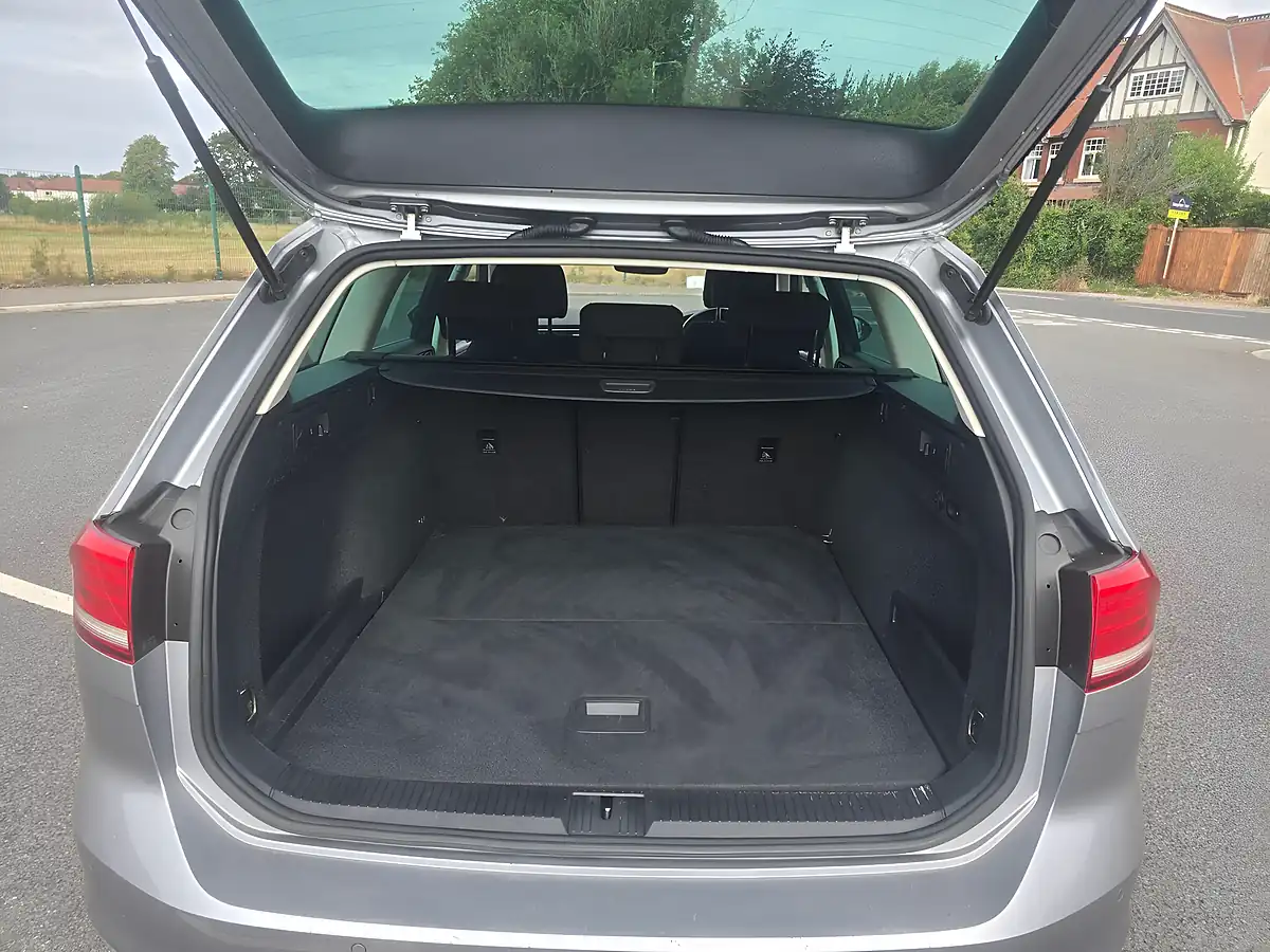 Used 2018 Volkswagen Passat Se Business Silver - Interior and Exterior details 8