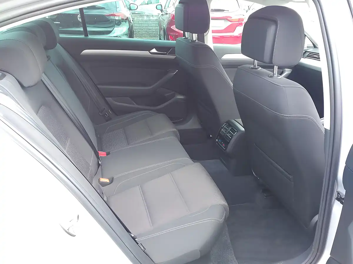 Used 2018 Volkswagen Passat Se Business Silver - Interior and Exterior details 11