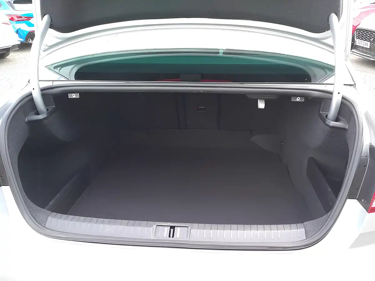 Used 2018 Volkswagen Passat Se Business Silver - Interior and Exterior details 12