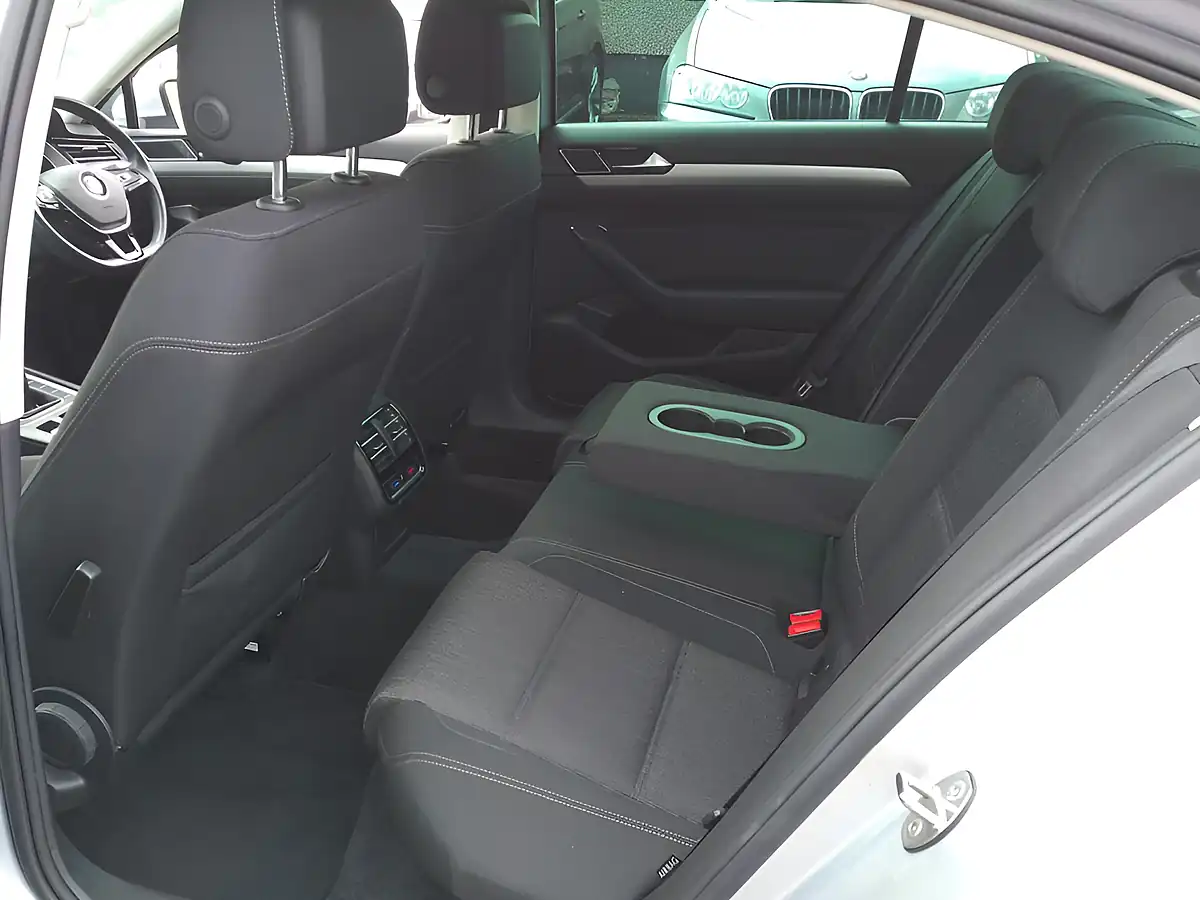 Used 2018 Volkswagen Passat Se Business Silver - Interior and Exterior details 13