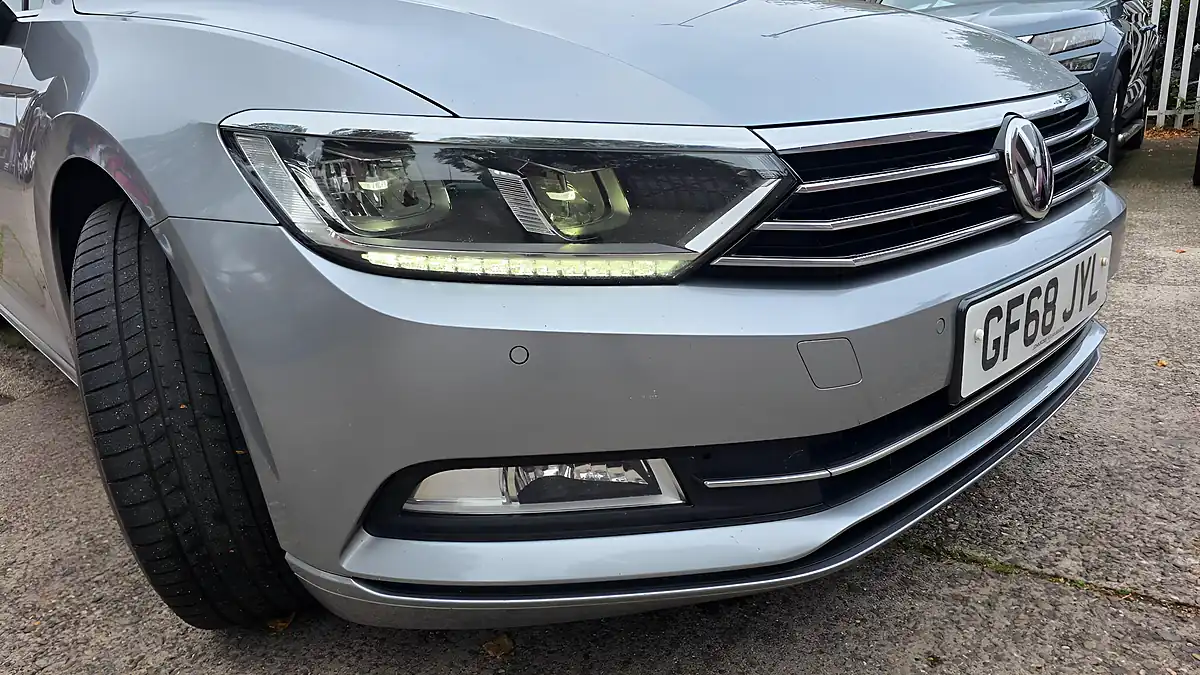 Used 2018 Volkswagen Passat Se Business Silver - Interior and Exterior details 10