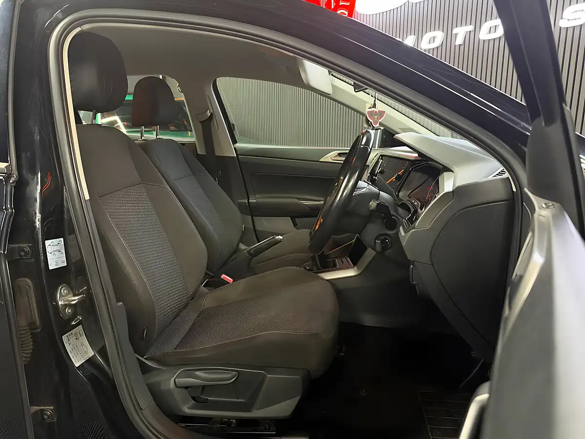 Used 2018 Volkswagen Polo Se Black - Interior and Exterior details 9