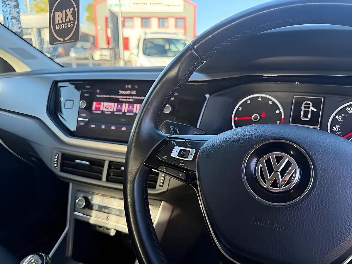 Used 2018 Volkswagen Polo Se Orange - Interior and Exterior details 12