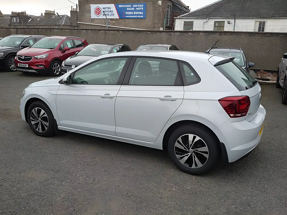Used 2018 Volkswagen Polo Se Silver - Interior and Exterior details 4