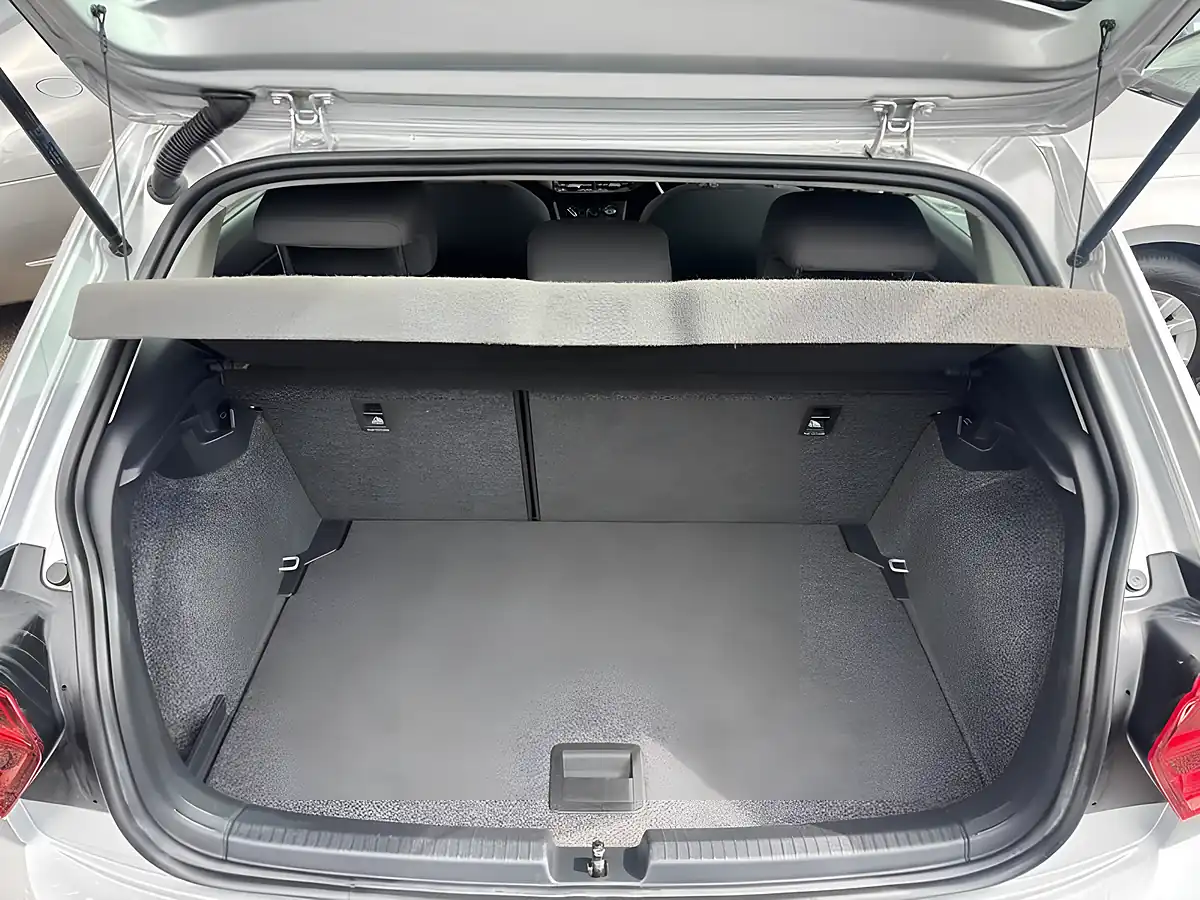 Used 2018 Volkswagen Polo Se Silver - Interior and Exterior details 11