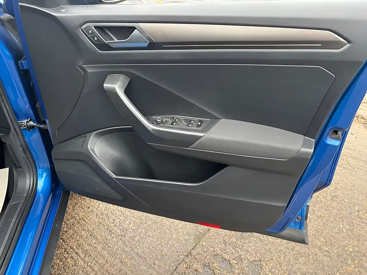 Used 2018 Volkswagen T-Roc Design Blue - Interior and Exterior details 16
