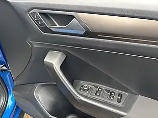 Used 2018 Volkswagen T-Roc Design Blue - Interior and Exterior details 17