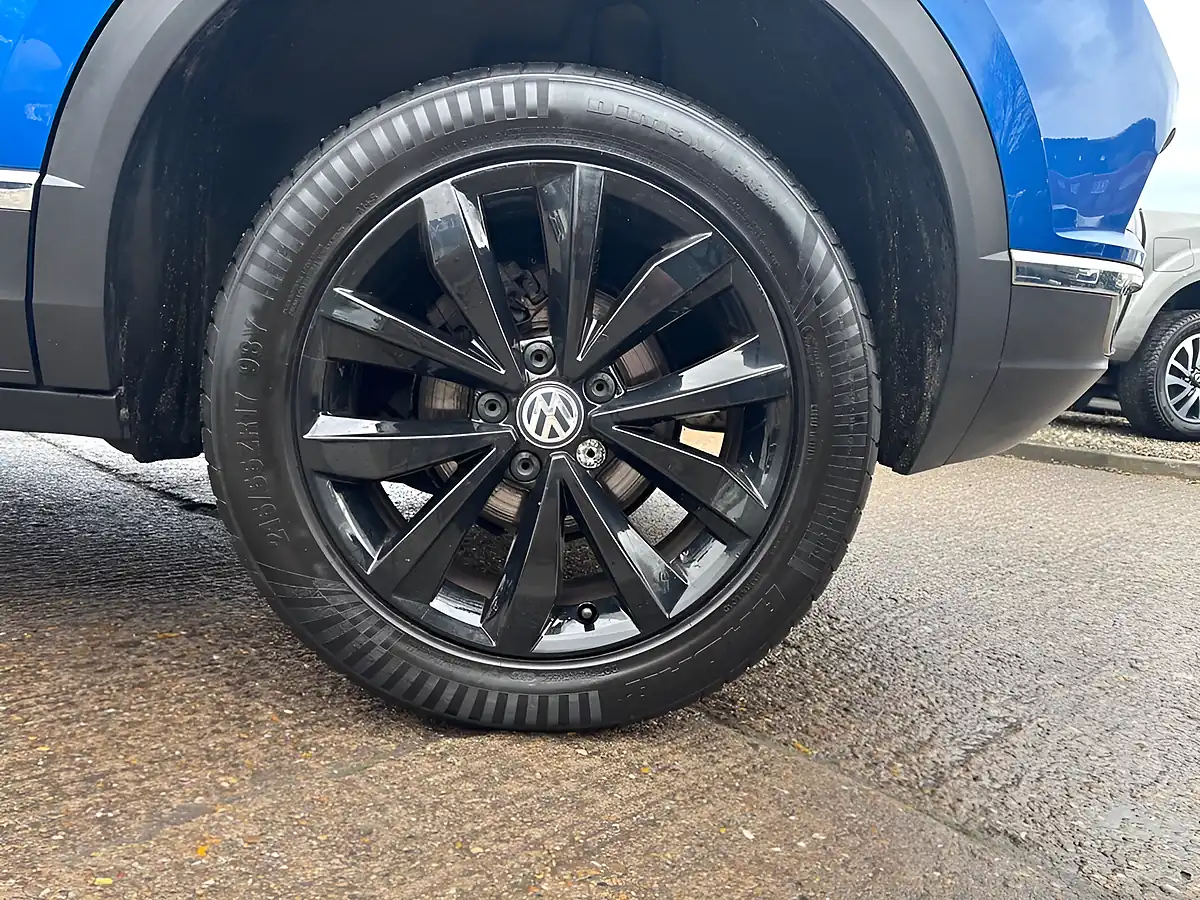 Used 2018 Volkswagen T-Roc Design Blue - Interior and Exterior details 8