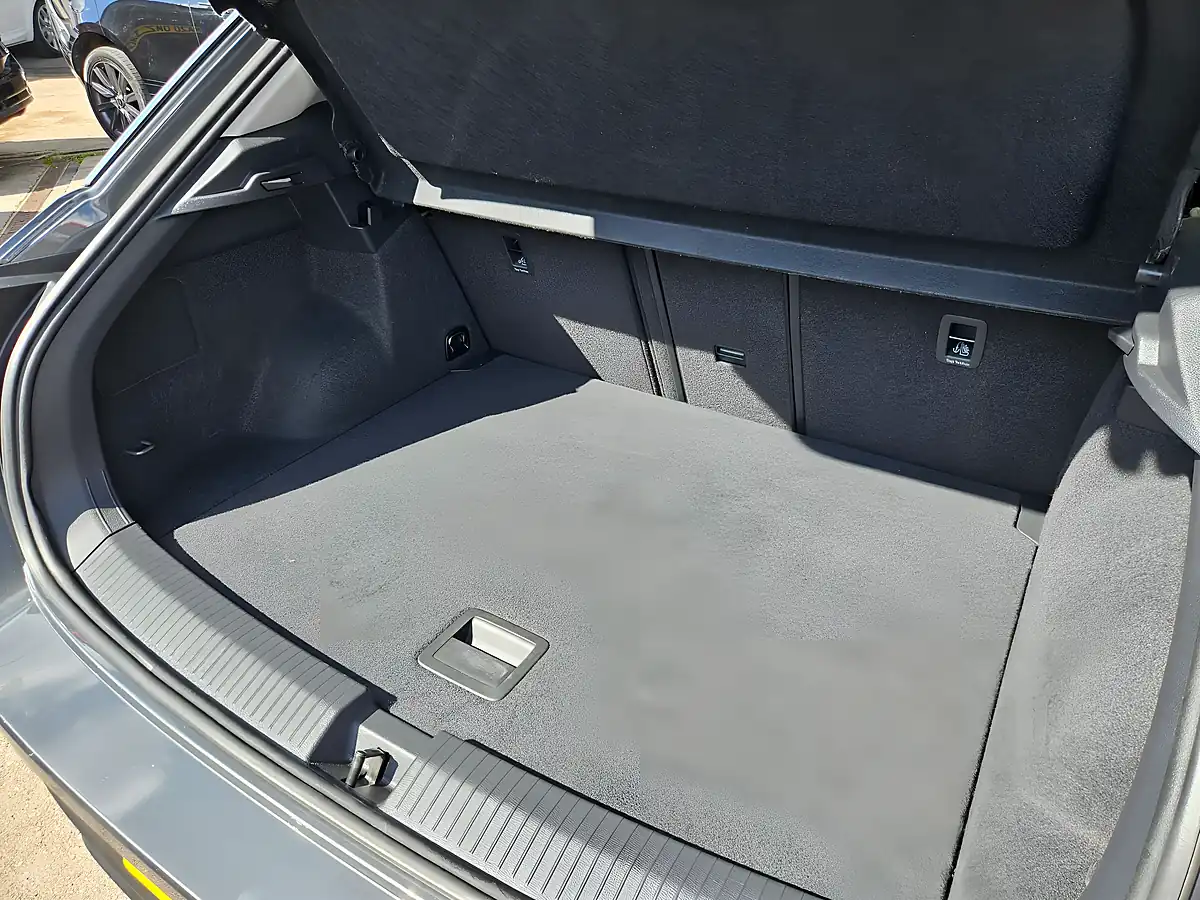 Used 2018 Volkswagen T-Roc Design Grey - Interior and Exterior details 15
