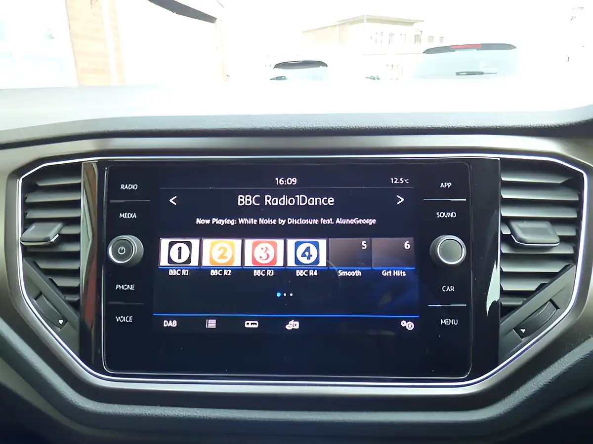 Used 2018 Volkswagen T-Roc Design Turmeric Yellow Metallic - Interior and Exterior details 14
