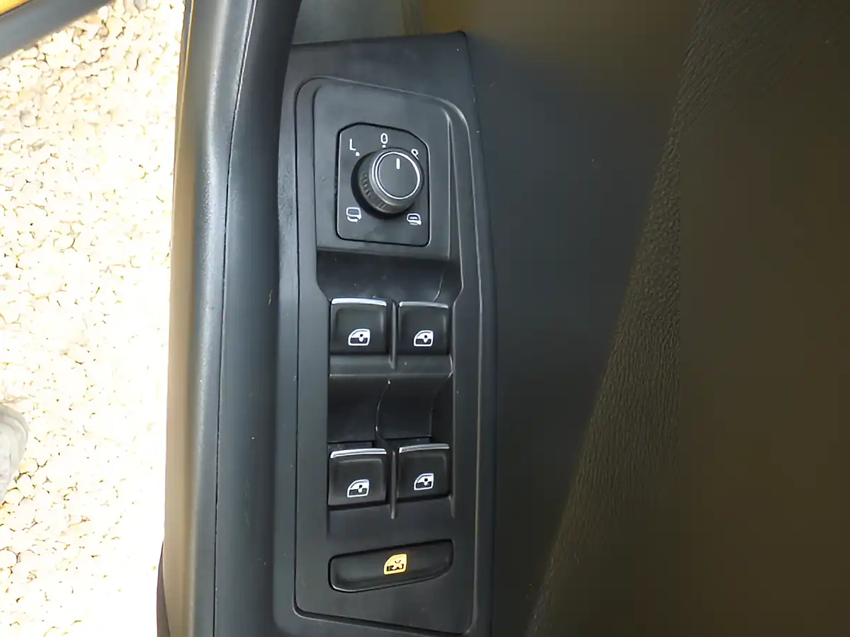 Used 2018 Volkswagen T-Roc Design Turmeric Yellow Metallic - Interior and Exterior details 20